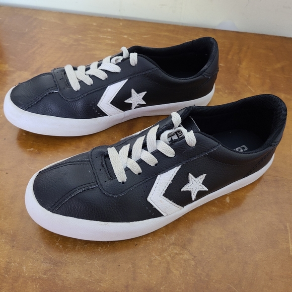 Converse Leather Junior Size 2 Sneakers Athletic - Picture 3 of 8